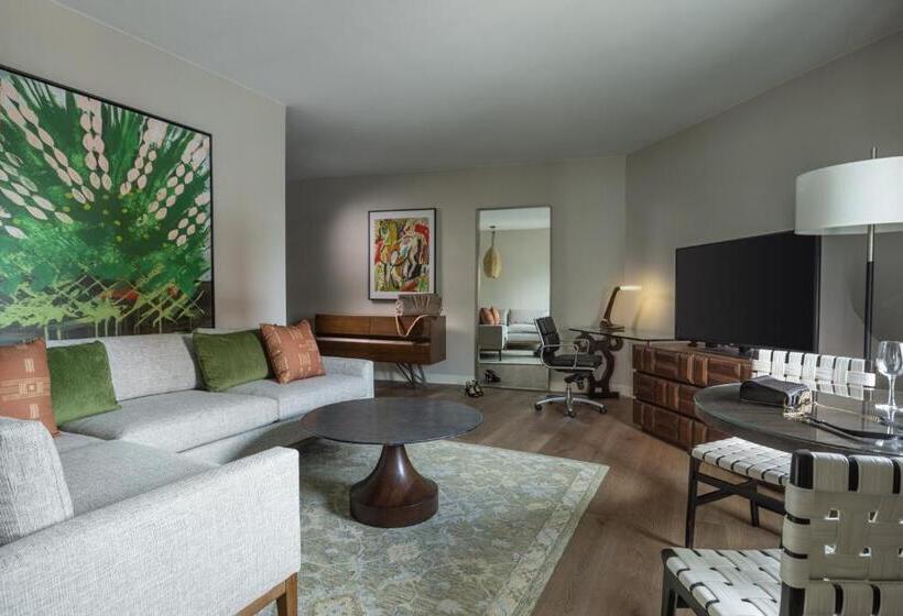 מיטת קינג בסוויטה, Contessa   Suites On The Riverwalk