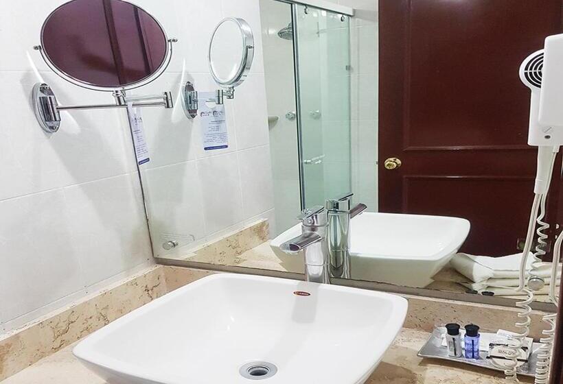 סוויטת ג'וניור, Emily