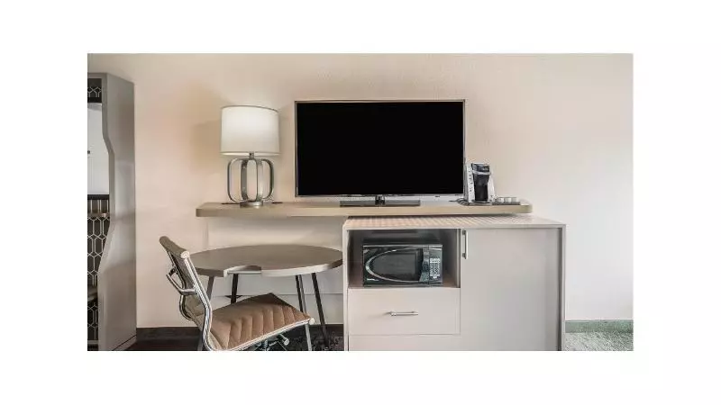 キングサイズベッドのスタンダードルーム, Holiday Inn Roanoke Airport   Conference Ctr, An Ihg