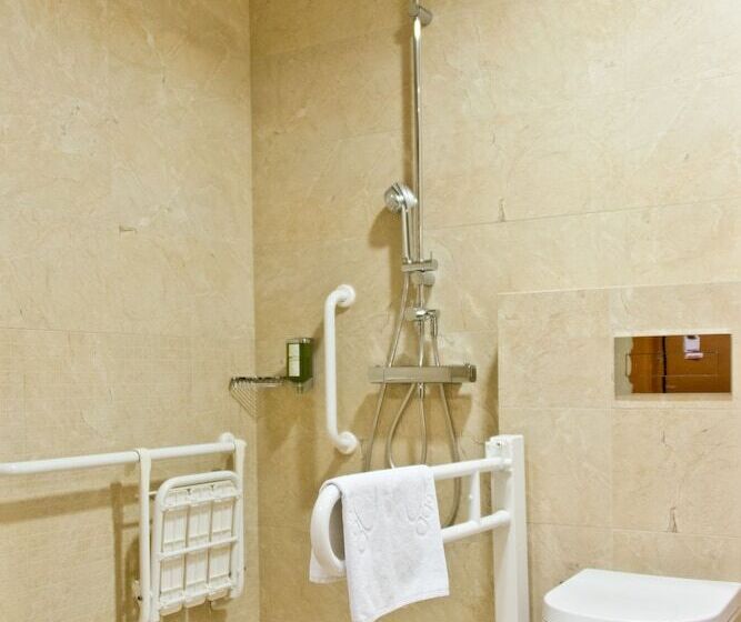 חדר דלוקס מותאם לאנשים עם מוגבלויות, Ramada By Wyndham Oradea