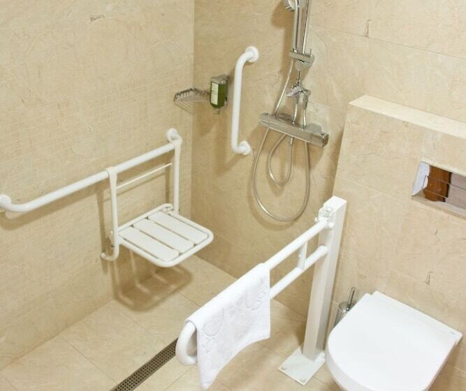 חדר דלוקס מותאם לאנשים עם מוגבלויות, Ramada By Wyndham Oradea