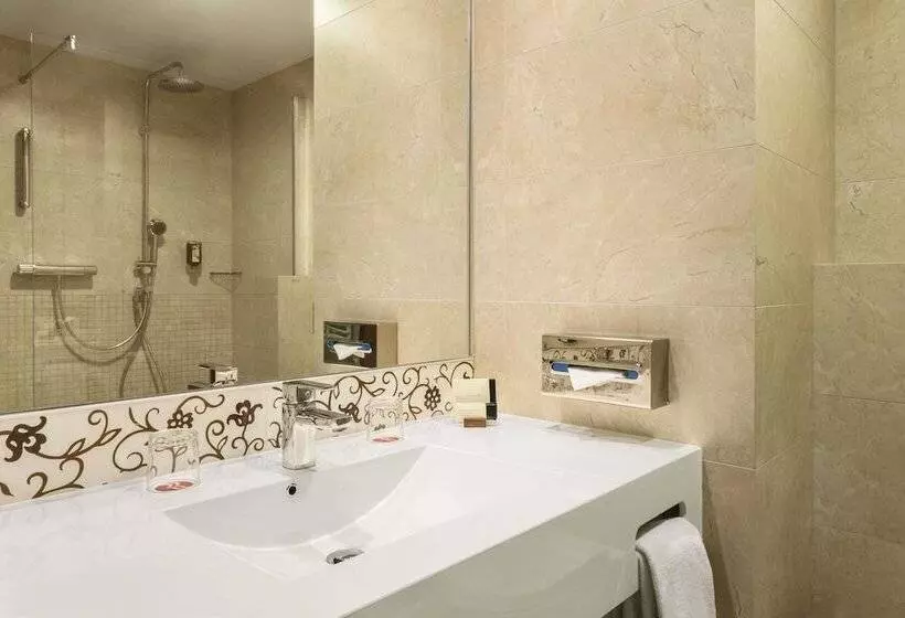 障害者適応デラックスルーム, Ramada By Wyndham Oradea