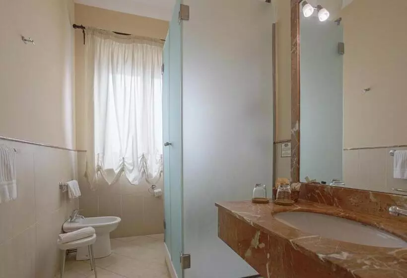 اتاق کلاسیک سه تخته, Relais Villa Giuliana