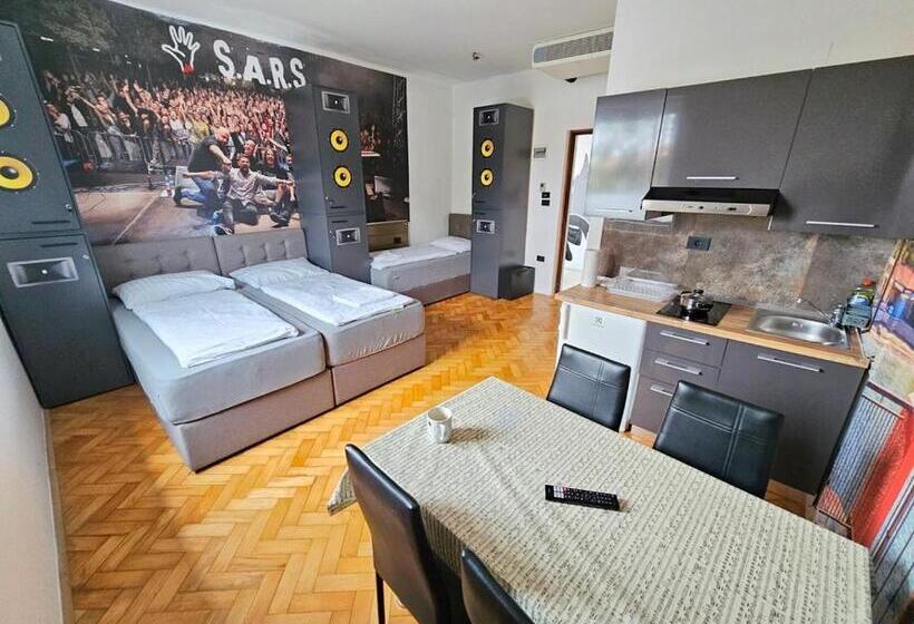 اتاق استاندارد سه نفره, Artrock Residence