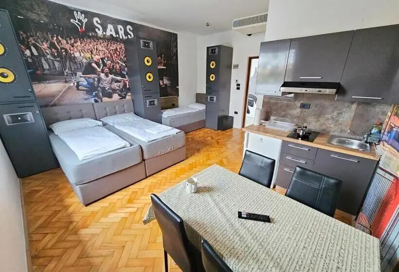اتاق استاندارد سه نفره, Artrock Residence