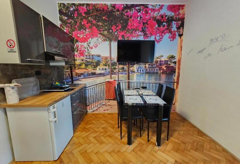 اتاق استاندارد سه نفره, Artrock Residence