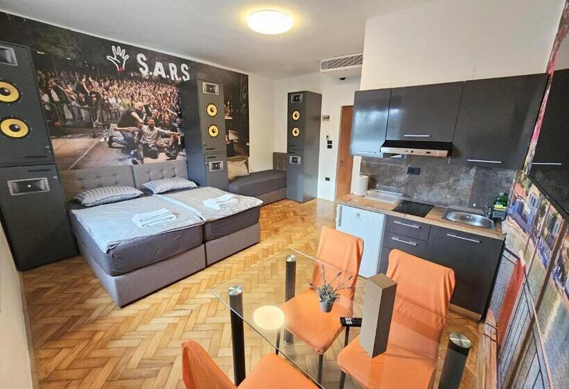 اتاق استاندارد سه نفره, Artrock Residence