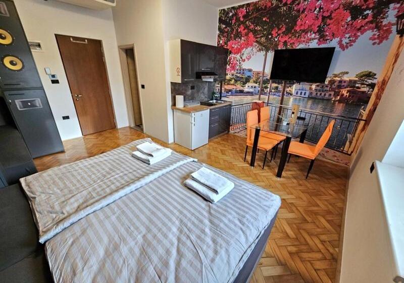 اتاق استاندارد سه نفره, Artrock Residence