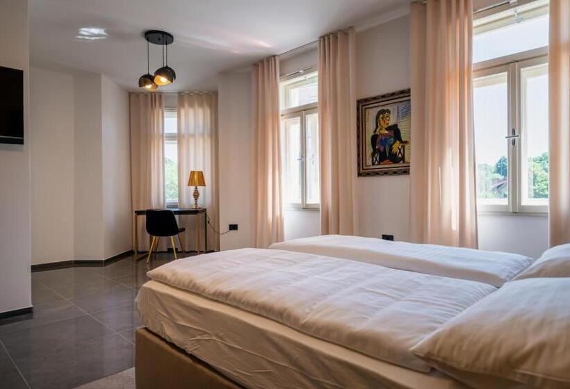 اتاق سوپریور, Dvorec Gregorčič