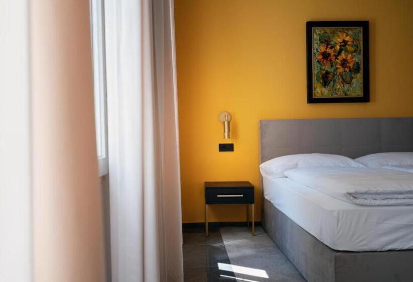 اتاق سوپریور, Dvorec Gregorčič