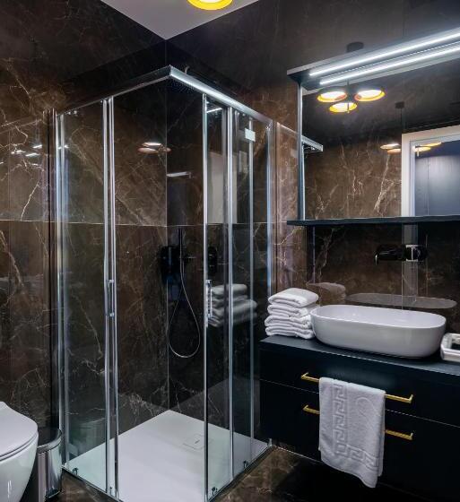 اتاق لوکس, Dvorec Gregorčič