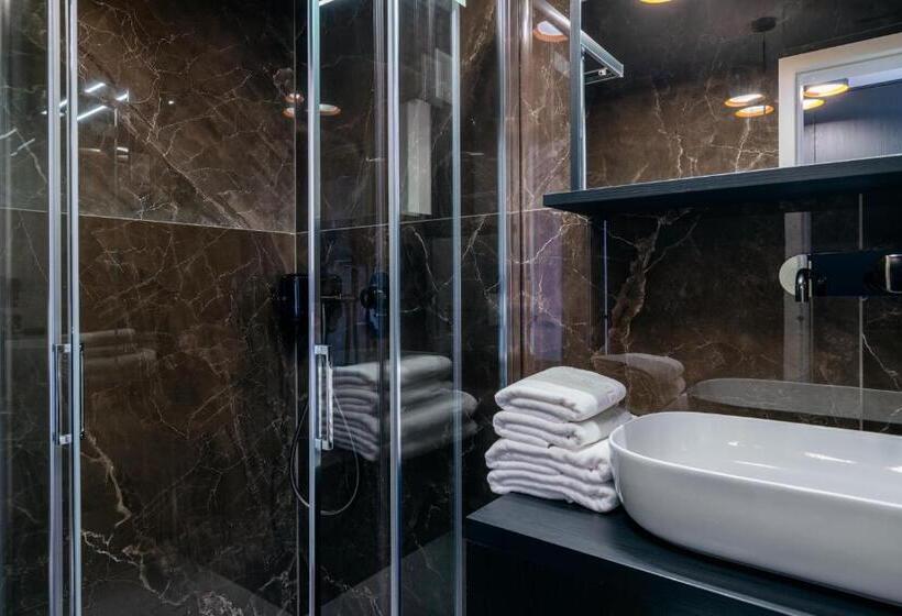 اتاق لوکس, Dvorec Gregorčič