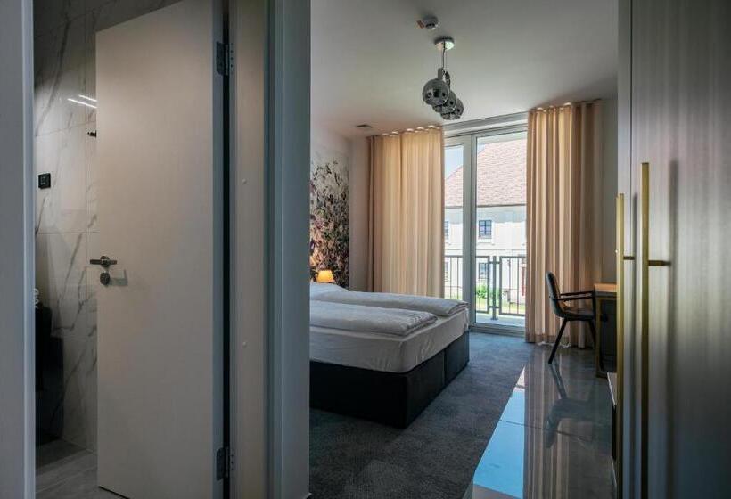 اتاق لوکس با بالکن, Dvorec Gregorčič