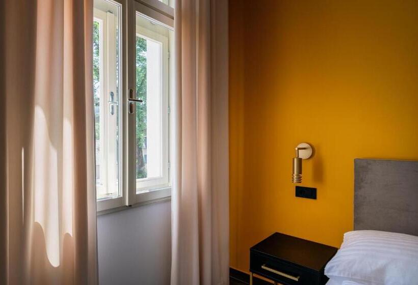 اتاق سوپریور, Dvorec Gregorčič