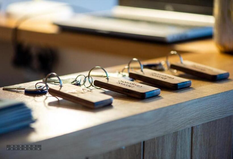 اتاق سوپریور, Dvorec Gregorčič