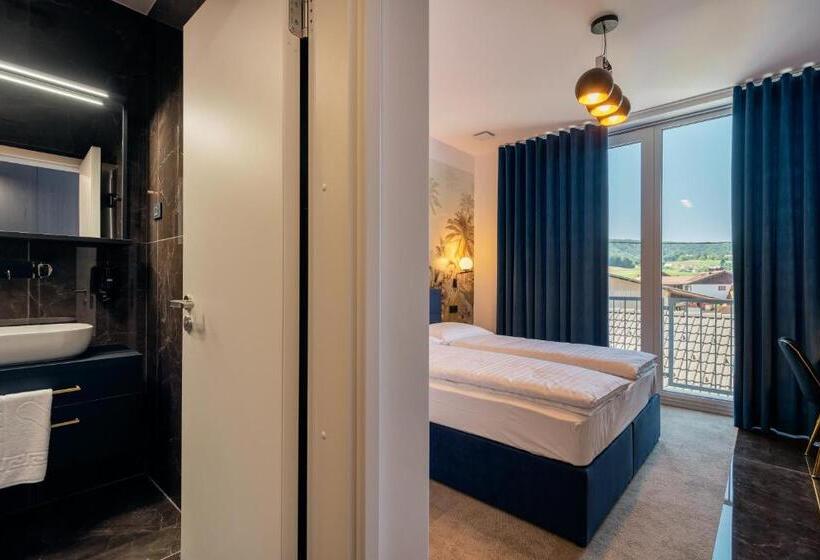 اتاق لوکس, Dvorec Gregorčič