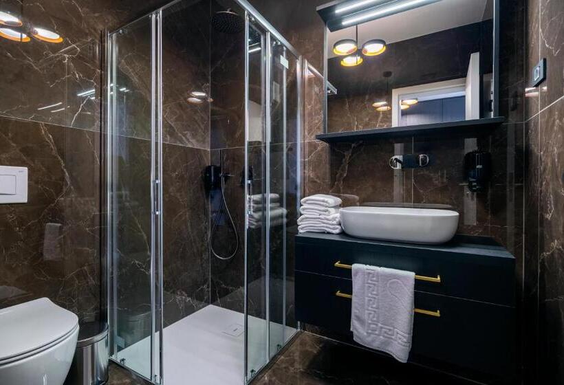 اتاق لوکس, Dvorec Gregorčič