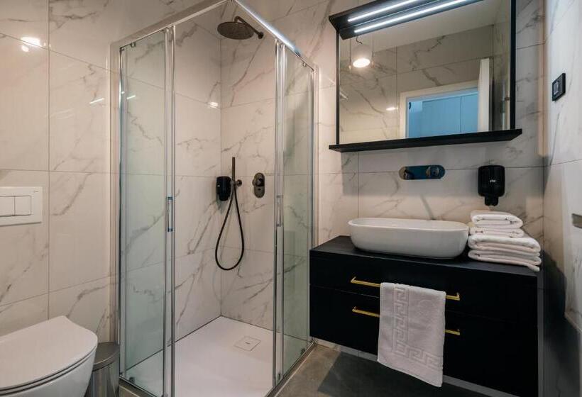 اتاق لوکس با بالکن, Dvorec Gregorčič