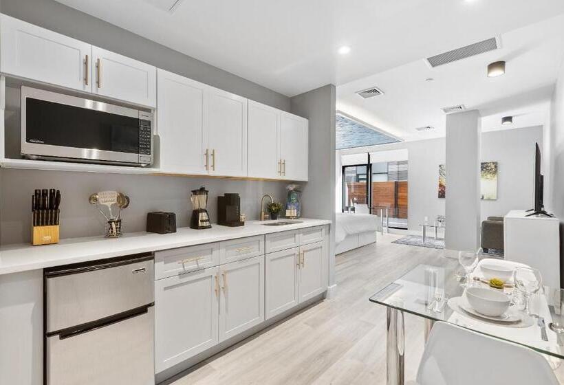 스위트 킹사이즈 침대, Global Luxury Suites At The Arches