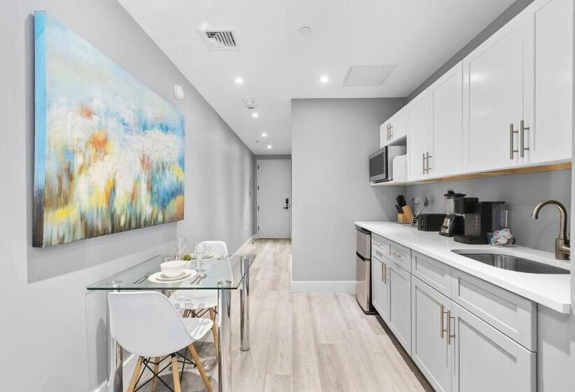 스위트 킹사이즈 침대, Global Luxury Suites At The Arches