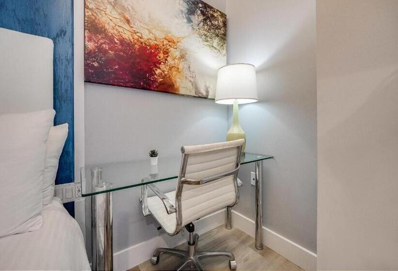 발코니가 있는 스위트, Global Luxury Suites At The Arches