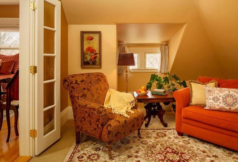 جناح سرير ملكى, The Lady Mary Inn