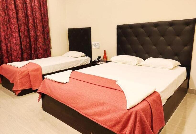 豪华三人间, Kumaran Residency