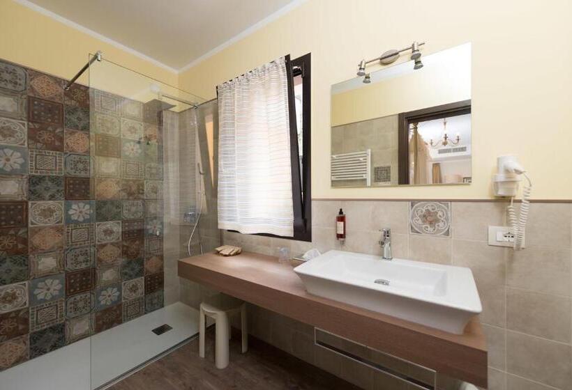 Superior room with lake view, Locanda Fassa