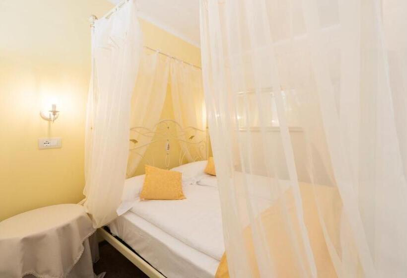 Superior room with lake view, Locanda Fassa