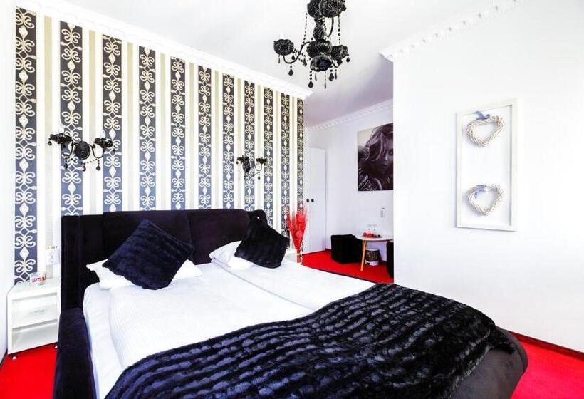 חדר דלוקס, Pensiunea Avy