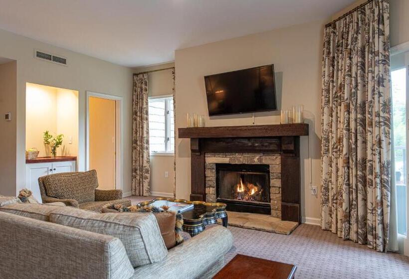 デラックスの4人部屋, The Greystone Inn