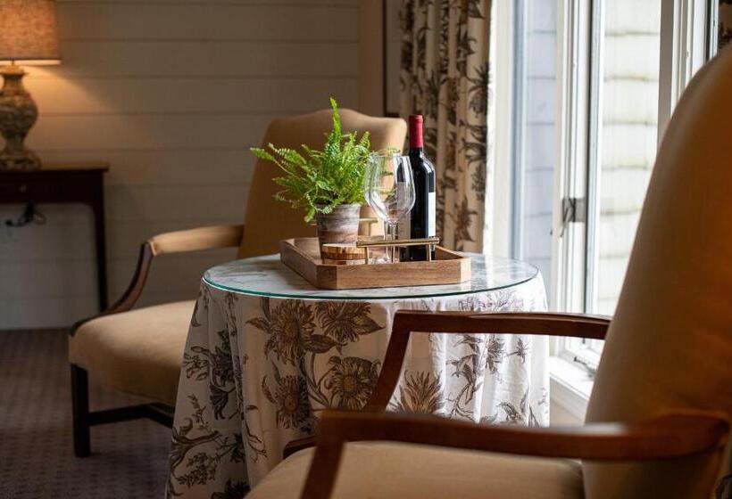 デラックスの4人部屋, The Greystone Inn