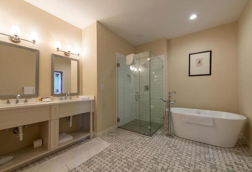 デラックスの4人部屋, The Greystone Inn