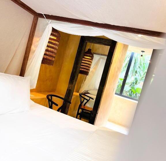 اتاق لوکس, Maya Bell