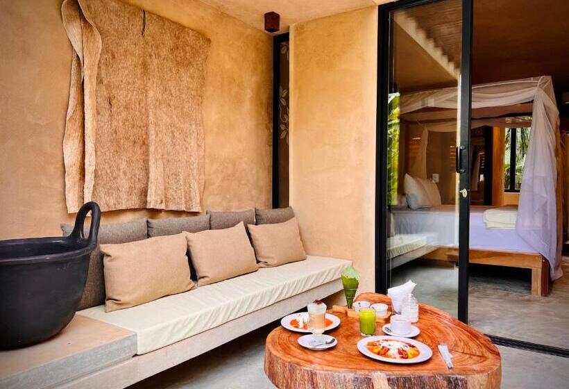 اتاق لوکس, Maya Bell