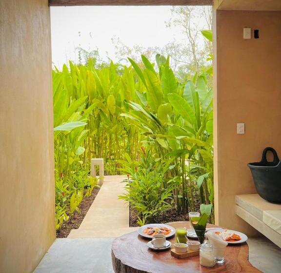 اتاق لوکس, Maya Bell