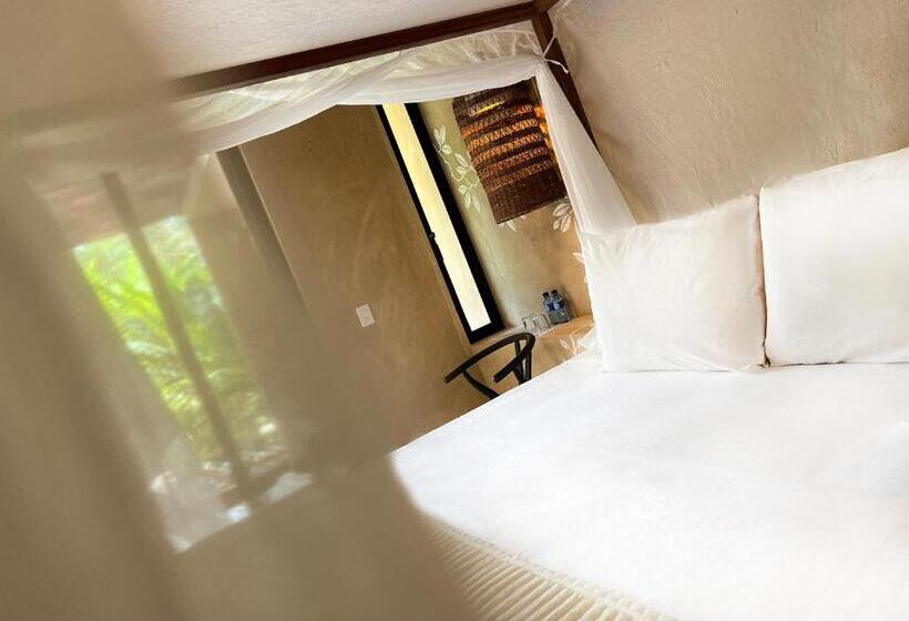 اتاق لوکس, Maya Bell