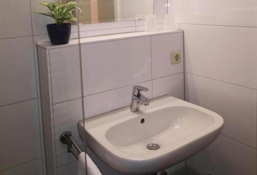 标准单人间, Zur Traube