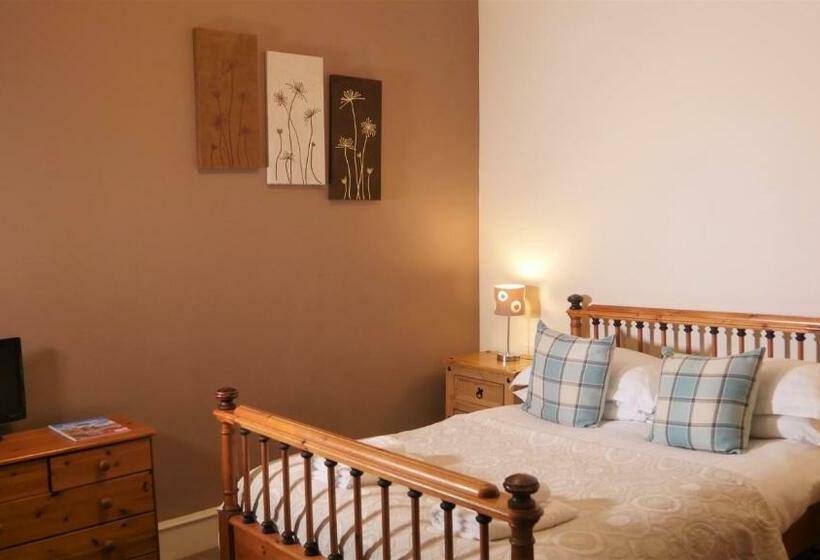 חדר משפחתי, Strathardle Lodge