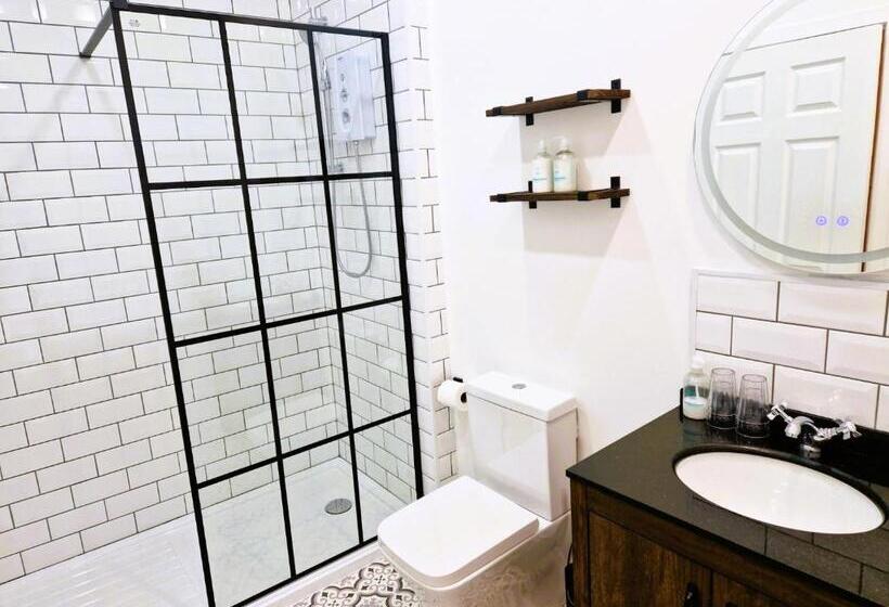 חדר משפחתי, Strathardle Lodge