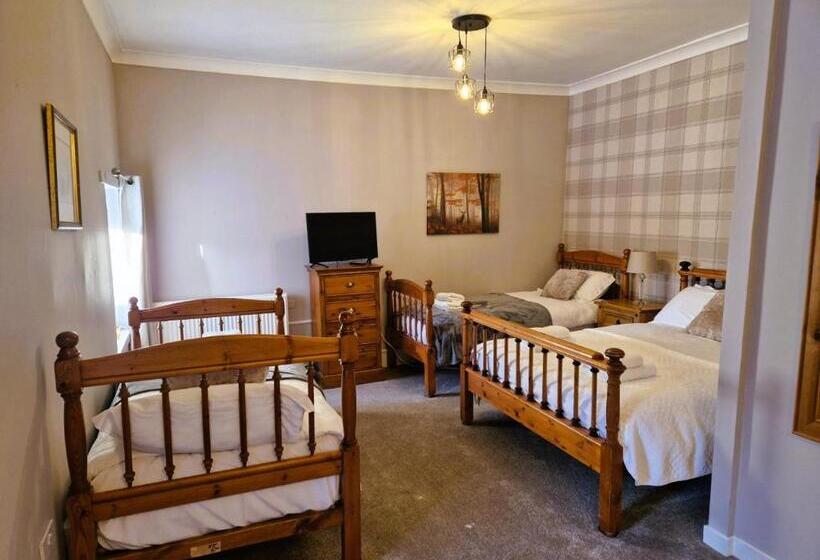 חדר משפחתי, Strathardle Lodge