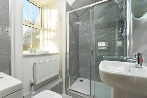 חדר משפחתי, Strathardle Lodge