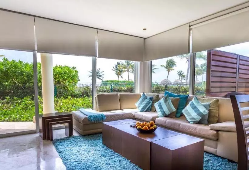 プールの見える1ベッドルームアパートメント, The Elements Oceanfront & Beachside Condo