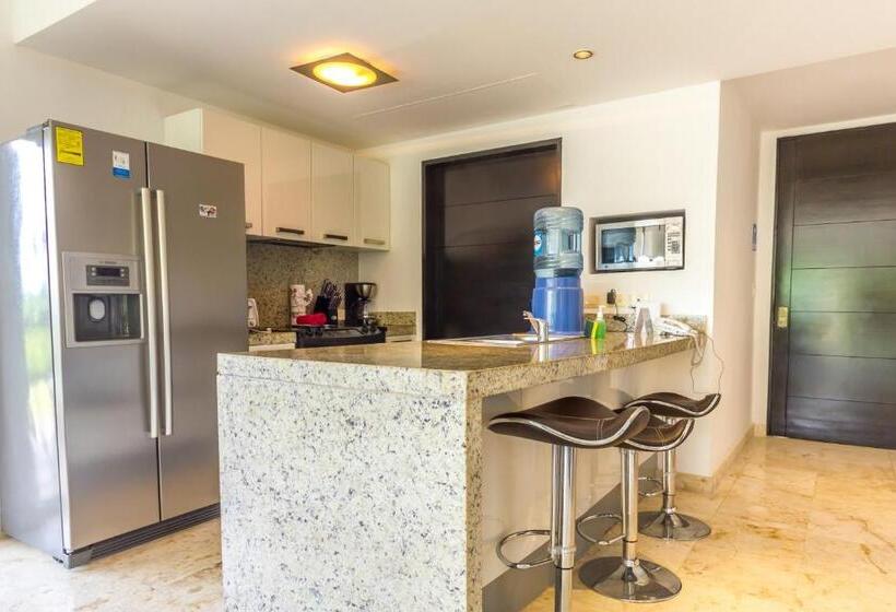 带2个卧室带海景的公寓, The Elements Oceanfront & Beachside Condo