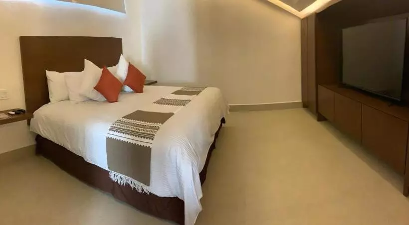 استودیوی لوکس, Marisol Hotel Boutique