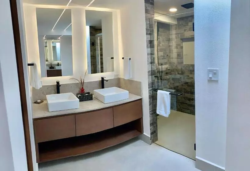 استودیوی لوکس, Marisol Hotel Boutique