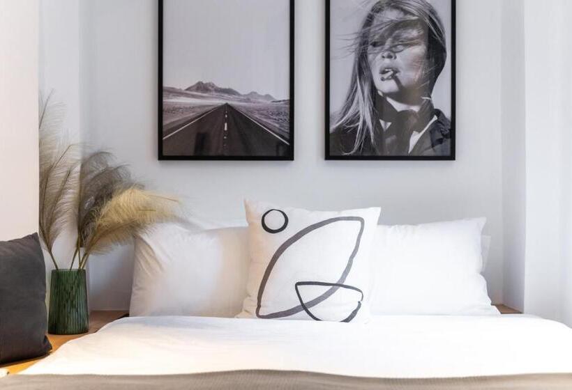 标准间, Melo Athens