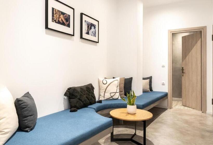 标准间, Melo Athens