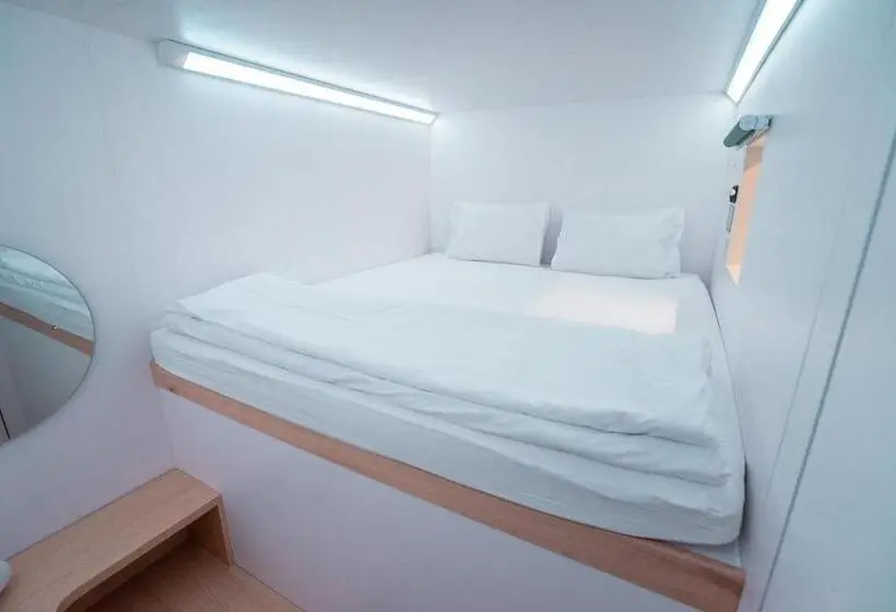 Standardzimmer Kingsize Bett, Bobopod Slamet Riyadi, Solo