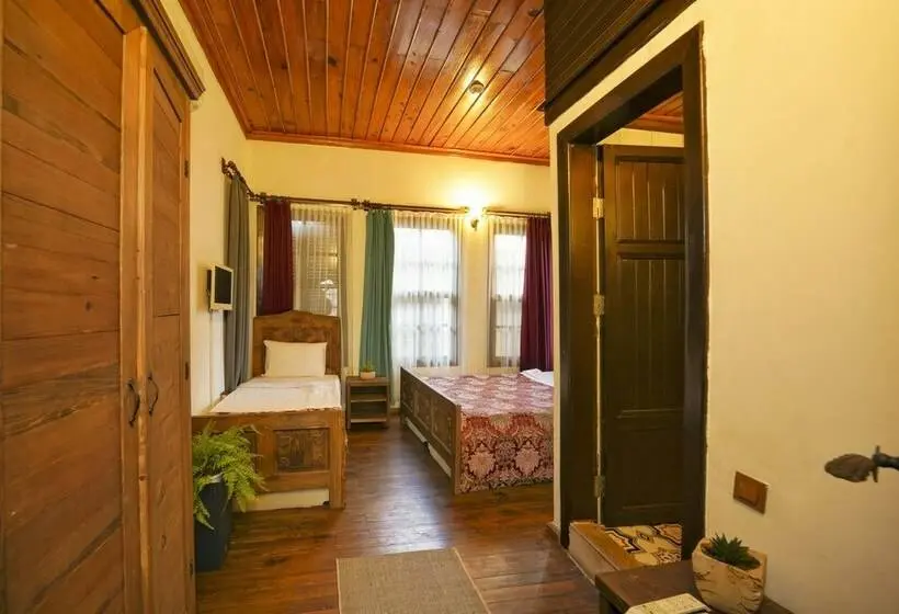 اتاق استاندارد سه نفره, Old House Hotel&pub